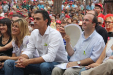 Pedro Sánchez i Miquel Iceta escolten la intervenció de Jaume Collboni en el decurs de la Festa de la Rosa del PSC, celebrada aquest diumenge a Gavà