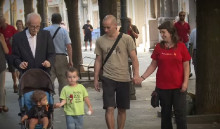 L'avi que vol votar amb el nèt i els besnets a Girona