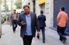 Oriol Junqueras camina cap al restaurant on han de reunir-se amb ICV. El segueixen Marta Rovira, Joan Herrera, Josep Vendrell i Joan Mena