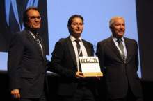 Mas i Abad lliuren un dels guardons amb què s'ha premiat nombrosos empresaris durant la celebració de la 20a edició del sopar Nit de l'Empresari al Palau de Congressos de Catalunya