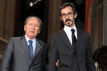 Josep Lluís Nuñez a la sortida de l'Audiència de Barcelona amb el seu advocat durant el procés pel Cas Hisenda, al juliol del 2011