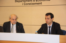 El conseller Andreu Mas-Colell, escolta el director general d'Anàlisi i Seguiment de les Finances Públiques, Ivan Planas que ha fet la presentació del càlcul de la consolidació dels comptes públics