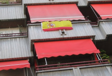 Una bandera espanyola penja d'un balcó de Granollers © AV