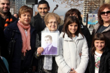 Rosa Soler al centre ensenya una fotografia del seu pare, Agustí Soler, afusellat al Camp de la Bota