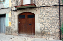 Imatge de la porta d'entrada del domicili del presumpte pederasta de Castelldans.