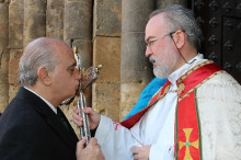 El ministre de l'Interior besant una creu a Fitero (Navarra)