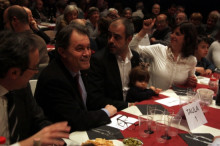Artur Mas durant el sopar solidari de l'agrupació de CiU a Premià de Mar, amb l'alcalde i candidat, Miquel Buch