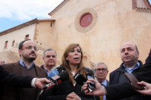 Sánchez-Camacho, fent declaracions als mitjans davant de l'antic convent de Santa Anna d'Alcover