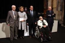 Els premiats amb la Medalla d'Or de la Generalitat Neus Català, Josep Maria Espinàs i Joan Rodés amb el president, Artur Mas, i la presidenta del Parlament, Núria de Gispert, aquest dilluns