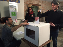 Guiteras acompanyat de Marta Rovira votant avui a Moià