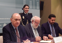 Fernández Díaz amb el màxim responsable del CIE, Mounir Benjelloun -el primer a la dreta-, foto Ministeri Interior 