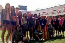 Estudiants de Berga amb una Estelada al camp del València C.F.