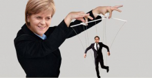 La líder de l'SNP, Nicola Sturgeon té el líder laborista britànic Ed Miliband com un titella