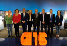 Els set candidats a l'alcaldia de Barcelona, i la presentadora, Mònica Terribas