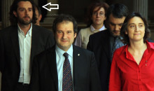 Carlos Gonález darrere Jordi Hereu el dia de la dimissió de la seva cosina Itziar González.