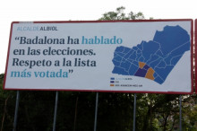 Detall del cartell en el que Garcia Albiol demana respecte a la llista més votada