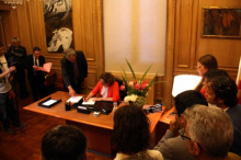 L'equip de govern municipal observa com Colau signa decrets