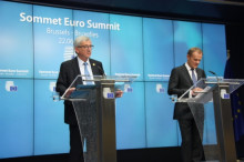 El president de la Comissió Europea, Jean-Claude Juncker, amb el president del Consell, Donald Tusk, a la roda de premsa de la cimera extraordinària de l'Eurozona sobre Grècia