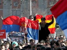 bandera espanyola seriba manifestacio serbis