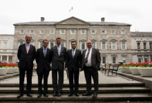 Foto de grup davant la seu del Parlament irlandès. D'esquerra a dreta, el delegat de la Generalitat al Regne Unit i Irlanda, Josep Suàrez Iborra; el secretari general del Consell de la Diplomàcia Pública Catalana (DIPLOCAT), Albert Royo; el president de l