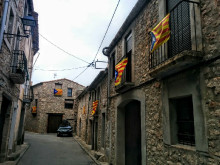 Els veïns de Querol han respost al seu alcalde omplint el poble d'Estelades. (Foto: Associació de veïns del nucli de Querol)