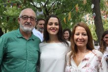 La candidata de Ciutadans a la presidència de la Generalitat, Inés Arrimadas, amb Jesús Galiano, a la llista per Barcelona, i amb la regidora de la formació a l'Ajuntament de Barcelona, Sonia Sierra