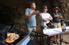 El codirector d'excavacions de l'IPHES, Jordi Rosell; l'alcalde de Moià, Dionís Guiteres; i el president de l'IPHES, Eudald Carbonell, durant la presentació pública de les troballes arqueològiques