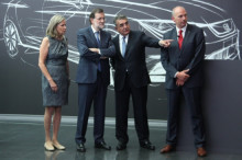 Mariano Rajoy amb Francisco Javier García Sanz i Jürgen Starckman, escoltant -amb ajut de la traductora- els plans de Seat, a Martorell.