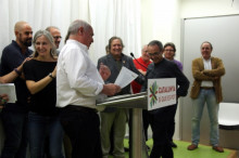 Uns pocs militants d'ICV lliuren el manifest a Lluís Rabell