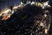 2.000 persones han clamat per la independència a la plaça de Sant Jaume de Barcelona