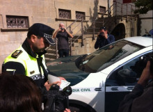 L'agent posant la multa al cotxe de la Guàrdia Civil © Guido Cengiarotti (@GuidoCengia)