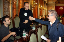El tinent d'alcalde Félix Larrosa saludant els dos regidors de la Crida-CUP, Francesc Gabarrell i Pau Juvillà