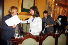 La regidora del PSC Sara Mestres, saludant la portaveu de Ciudadanos, Ángeles Ribes, i als dos regidors de la Crida-CUP