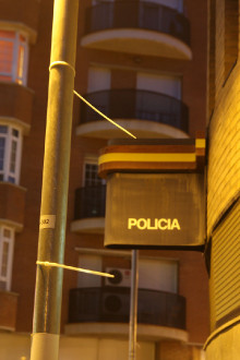 Cartell arrencat davant la comissaria de la policia espanyola
