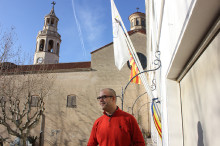 Buch al balcó de l'ajuntament de Premià de Mar, des d'on pengen la senyera, la bandera del municipi i l'estelada. Tot i admetre pressions de l'Estat, l'alcalde maresmenc no té intenció de col·locar també l'espanyola
