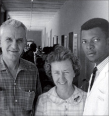 Tres supervivents de la febre Lassa junts: Jordi Casals-Ariet amb l’ infermera Penny Pineo i Raphael Adeyemi, metge auxiliar de l’Hospital de Jos, Nigèria. C. 1970. [ASTMH]