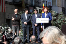 El president de la Generalitat, Carles Puigdemont, acompanyat pel conseller de Cultura, Santi Vila, i l'alcaldessa d'Angles, Astrid Desset