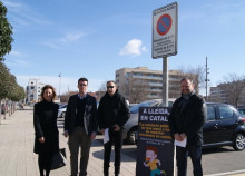 Els portaveus de CiU, ERC i la CUP al davant d'un cartell escrit en català i castellà a l'aparcament del Barris Nord de Lleida, el 23 de febrer de 2016.
