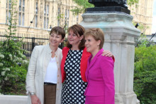 La primera minsitra escocesa, Nicola Sturgeon, acompanyada per Leanne Wood, la líder del partit nacionalista gal·les, i la diputada dels Verds a Westminster, Caroline Lucas