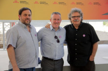 El diputat del Sinn Féin, Conor Murphy, entre el president d'ERC, Oriol Junqueras, i el diputat electe al Congrés Joan Tardà