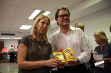 Mas i Munté mostren un paquet d'M&M per bromejar sobre fer tàndem a la presidència amb les incials dels seus cognoms