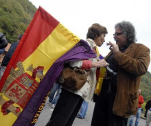 Tardà a l’ofrena floral de la fosa Fortuna a Mieres on durant la guerra civil i els primers anys de la dictadura van ser llençats els cossso d'entre 300 i 400 persones.