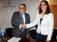 Àngel Ros amb la portaveu municipal de Ciudadanos en el moment d esegellar l'acord a la Paeria.