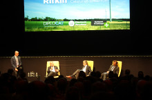 Jeremy Rifkin, el segon per l'esquerra de la imatge, en un acte conduït per Tomàs Molina