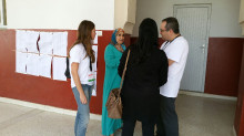Els observadors parlen amb una electora en un col·legi electoral marroquí aquest matí