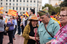 Unionistes amb cara de pocs amics durant el 12-O a Barcelona