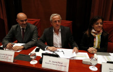 Els directors de Catalunya Ràdio, Saül Gordillo, i TV3, Jaume Peral, amb la presidenta en funcions del Consell de Govern de la CCCMA, Núria Llorach