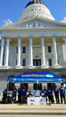 Paradeta de Yes California davant el capitoli de Sacramento