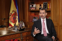 El rei marca paquet: La bandera espanyola tapa l’europea