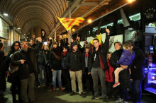 35 persones pujant a un bus a Vic per anar a Madrid per donar suport al regidor de la CUP Joan Coma